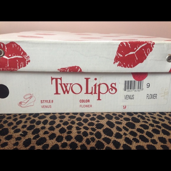 Two Lips Venus Patent Flower Print Wedges - Picture 8 of 8